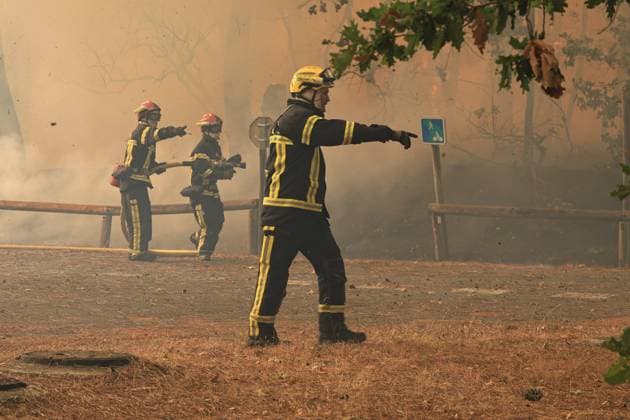Fires in Gironde, Lège-Cap-Ferret PHOTOPQR SUD OUEST Photo by Fabien Cottereau Lège-Cap-Ferret July 23, 2026 Fires in Gironde The first houses affected by the flames in Lège-Cap-Ferret, behind the sports arena, the town is being evacuated Gironde, France – July 23, 2026 Firefighters battle a fast-moving wildfire in Lège-Cap-Ferret, Gironde, France  Copyright: xPHOTOPQR SUDxOUEST MAXPPPxPhotoxFabienxCottereaux 20260723SDO6889 20260723SDO6889