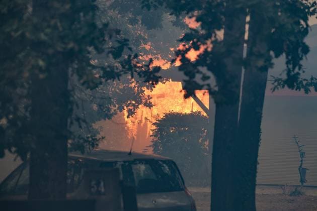 Fires in Gironde, Lège-Cap-Ferret PHOTOPQR SUD OUEST Photo by Fabien Cottereau Lège-Cap-Ferret July 23, 2026 Fires in Gironde The first houses affected by the flames in Lège-Cap-Ferret, behind the sports arena, the town is being evacuated Gironde, France – July 23, 2026 Firefighters battle a fast-moving wildfire in Lège-Cap-Ferret, Gironde, France  Copyright: xPHOTOPQR SUDxOUEST MAXPPPxPhotoxFabienxCottereaux 20260723SDO6907 20260723SDO6907