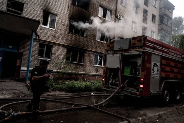 July 23, 2026, Slovjiansk, Donetsk Oblast, Ukraine: SLOVIANSK, DONETSK REGION, UKRAINE Ã¢â‚¬ July 23, 2026: A residential neighborhood in Sloviansk was struck during a heavy aerial bombardment involving four guided aerial bombs, according to local authorities. The extent of casualties and damage was not immediately known, with emergency services continuing response and assessment operations. Photo: JNA Press. Slovjiansk Ukraine  - ZUMAq101 20260723_zna_q101_130 Copyright: xVincenzoxCircostax