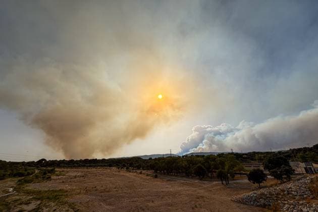 July 23, 2026, Aldea Del Fresno, Spain: ALDEA DEL FRESNO, Spain, July 23 (JNA) Ã¢â‚¬ Large columns of smoke rise from a wildfire that broke out in Almorox, Toledo province, and spread toward Spain s Madrid region, as Guardia Civil officers and local authorities establish road access controls near Villa del Prado and direct traffic in Aldea del Fresno, Spain, July 23, 2026. Authorities carried out the preventive evacuation of Aldea del Fresno while firefighters and emergency crews continued efforts to contain the blaze. Aldea Del Fresno Spain - ZUMAq101 20260723_zna_q101_138 Copyright: xEugenioxRodriguezxRigox