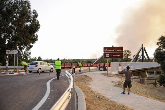 July 23, 2026, Aldea Del Fresno, Spain: ALDEA DEL FRESNO, Spain, July 23 (JNA) Ã¢â‚¬ Large columns of smoke rise from a wildfire that broke out in Almorox, Toledo province, and spread toward Spain s Madrid region, as Guardia Civil officers and local authorities establish road access controls near Villa del Prado and direct traffic in Aldea del Fresno, Spain, July 23, 2026. Authorities carried out the preventive evacuation of Aldea del Fresno while firefighters and emergency crews continued efforts to contain the blaze. Aldea Del Fresno Spain  - ZUMAq101 20260723_zna_q101_145 Copyright: xEugenioxRodriguezxRigox