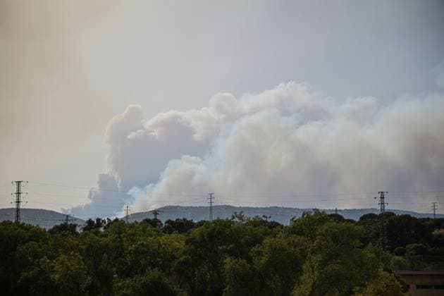 July 23, 2026, Aldea Del Fresno, Spain: ALDEA DEL FRESNO, Spain, July 23 (JNA) Ã¢â‚¬ Large columns of smoke rise from a wildfire that broke out in Almorox, Toledo province, and spread toward Spain s Madrid region, as Guardia Civil officers and local authorities establish road access controls near Villa del Prado and direct traffic in Aldea del Fresno, Spain, July 23, 2026. Authorities carried out the preventive evacuation of Aldea del Fresno while firefighters and emergency crews continued efforts to contain the blaze. Aldea Del Fresno Spain - ZUMAq101 20260723_zna_q101_141 Copyright: xEugenioxRodriguezxRigox