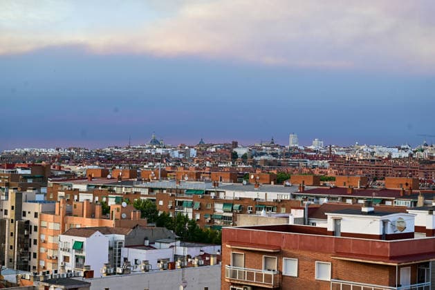 July 23, 2026, Madrid, Madrid, SPAIN: The sky over Madrid takes on orange and gray hues as smoke from wildfires burning near the Spanish capital drifts across the region. The presence of airborne particles reduces visibility and transforms the city skyline, highlighting the environmental impact of the ongoing fires and extreme weather conditions. Madrid SPAIN  - ZUMAz108 20260723_znp_z108_004 Copyright: xRichardxZubelzux