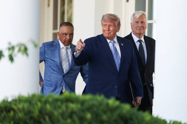 DC: Trump Hosts 2025 MLB World Series Champions LA Dodgers at White House Dave Roberts, President Donald Trump and Mark Walter arrive for an event with the 2025 MLB World Series Champions the Los Angeles Dodgers in the Rose Garden at the White House on July 23, 2026 in Washington, D.C. The Dodgers defeated the Toronto Blue Jays in Game 7 of the 2025 MLB World Series to claim back-to-back championship titles. (Photo by Samuel Corum Pool ABACAPRESS.COM) Washington DC United States  Copyright: xPool ABACAx