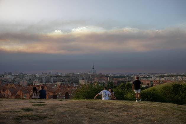 Smoke from wildfires in Madrid MADRID, SPAIN JULY 23, 2026: A thick plume of smoke has blanketed the city of Madrid for much of the day, the result of several wildfires burning in the outskirts of the Spanish capital. Madrid MADRID Spain Copyright: x xC.xCarvajalx xJNAxPressx