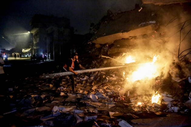 Israeli army continues attacks on Gaza Strip GAZA CITY, GAZA, PALESTINE - JULY 23: Search and rescue teams, firefighters, and medical crews are dispatched after an Israeli airstrike hit a building causing extensive damage and sparking a fire, in the Al-Jalaa neighborhood of Gaza City, Gaza Strip, Palestine, on July 23, 2026. Saeed M. M. T. Jaras Anadolu Gaza City Gaza. Editorial use only. Please get in touch for any other usage.  Copyright: x2026xAnadoluxSaeedxM.xM.xT.xJarasx
