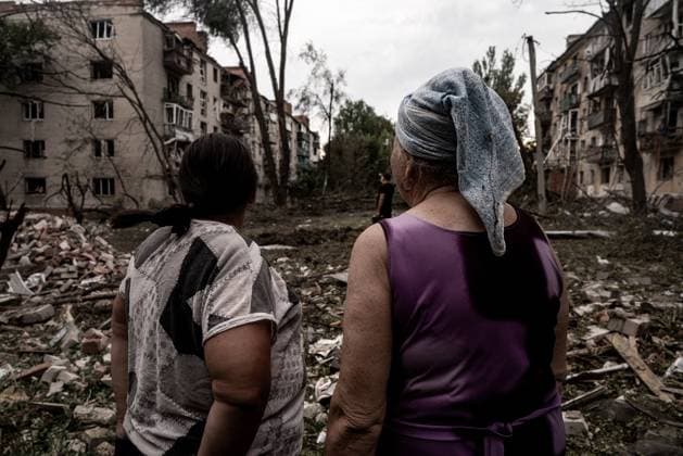 July 23, 2026, Slovjiansk, Donetsk Oblast, Ukraine: Two residents at the destruction after a neighborhood in Sloviansk was struck during a heavy aerial bombardment involving four guided aerial bombs, according to local authorities. The extent of casualties and damage was not immediately known, with emergency services continuing response and assessment operations. Slovjiansk Ukraine - ZUMAq101 20260723_zna_q101_131 Copyright: xVincenzoxCircostax