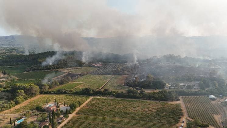 Wildfire breaks out in Cotignac, southern France COTIGNAC, FRANCE - JULY 23: An aerial view of smoke rises as firefighters work to put out a wildfire in Cotignac, southern France, on July 23, 2026. Mohamad Salaheldin Abdelghani Alsayed Anadolu Cotignac France. Editorial use only. Please get in touch for any other usage.  Copyright: x2026xAnadoluxMohamadxSalaheldinxAbdelghanixAlsayedx