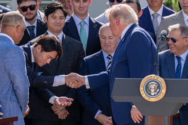 July 23, 2026, Washington, District Of Columbia, Unites States: Los Angeles Dodgers pitcher YOSHINOBU YAMAMOTO bows as he shakes hands with U.S. President DONALD TRUMP during a ceremony honoring the 2025 World Series champion Los Angeles Dodgers at the White House. Washington Unites States  - ZUMAk206 20260723_znp_k206_019 Copyright: xMattxKaminskyx