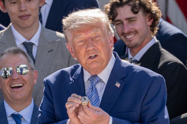 July 23, 2026, Washington, District Of Columbia, Unites States: U.S. President DONALD TRUMP is presented with a 2025 World Series championship ring by the Los Angeles Dodgers during a ceremony honoring the 2025 World Series champion Los Angeles Dodgers at the White House. Washington Unites States - ZUMAk206 20260723_znp_k206_033 Copyright: xMattxKaminskyx