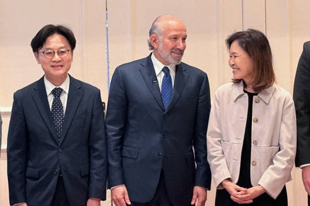 S. Korea, U.S. open shipbuilding partnership center S. Korea, U.S. open shipbuilding partnership center (From L to R) South Korean Industry Minister Kim Jung-kwan, U.S. Commerce Secretary Howard Lutnick and U.S. Ambassador to South Korea Michelle Steel take part in an event marking the opening of the Korea-U.S. Shipbuilding Partnership Center in Washington, D.C., on July 23, 2026. (Yonhap) 2026-07-24 07:13:34 < 1980-2026 YONHAPNEWS AGENCY. .> ¹Ì±¹ ¹Ì±¹ EDITORIAL USE ONLY  Copyright: xx PYH2026072400780031500 YonhapxNewsx yonphotos254808