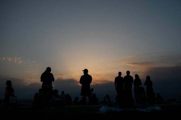 Smoke from wildfires in Madrid People watch the sunset through the smoke at a viewpoint in Madrid A thick plume of smoke has blanketed the city of Madrid for much of the day, the result of several wildfires burning in the outskirts of the Spanish capital. Madrid Spain Copyright: xDavidxCanalesx xSOPAxImagesx David-Canales-1439829