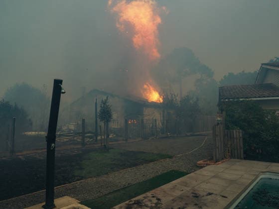 A firefighter was injured in a gas explosion in Lège-Cap-Ferret, Gironde, while responding to a house fire on July 23, 2026. Blown away by the blast and thrown to the ground, he was seriously injured either by the blast itself or by debris thrown up by the explosion. According to information from Actu Bordeaux, he suffered an open fracture but was still conscious as he was loaded into the ambulance. His condition is not life-threatening. Guillaume Collet, Bestimage. A firefighter was injured in a gas explosion in Lège-Cap-Ferret, Gironde, while responding to burning houses on July 23, 2026. Knocked off his feet by the blast, he sustained serious injuries from the force of the explosion itself or from flying debris. According to reports by  Copyright: xGuillaumexCollet BestimagexGuillaumexCollet Bestimagex