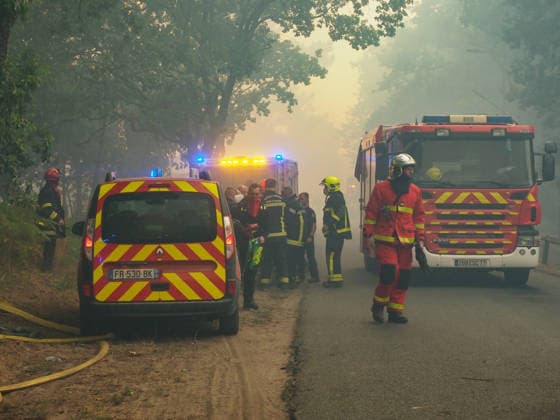 A firefighter was injured in a gas explosion in Lège-Cap-Ferret, Gironde, while responding to a house fire on July 23, 2026. Blown away by the blast and thrown to the ground, he was seriously injured either by the blast itself or by debris thrown up by the explosion. According to information from Actu Bordeaux, he suffered an open fracture but was still conscious as he was loaded into the ambulance. His condition is not life-threatening. Guillaume Collet, Bestimage. A firefighter was injured in a gas explosion in Lège-Cap-Ferret, Gironde, while responding to burning houses on July 23, 2026. Knocked off his feet by the blast, he sustained serious injuries from the force of the explosion itself or from flying debris. According to reports by  Copyright: xGuillaumexCollet BestimagexGuillaumexCollet Bestimagex