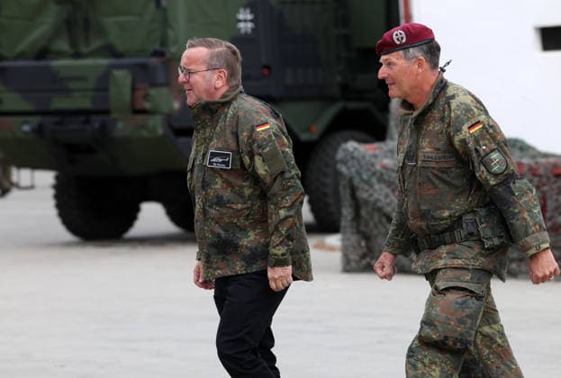 Bundesverteidigungsminister Boris Pistorius besucht am 23. Juli 2026 das Transporthubschrauberregiment 30 auf dem Übungsplatz in Külsheim. Der Minister wird während seines Besuchs vom Kommandeur des Transporthubschrauberregiments 30, Oberst Roger Kahle-Specht (rechts) betreut. Bundesverteidigungsminister Boris Pistorius besucht am 23. Juli 2026 das Transporthubschrauberregiment 30 auf dem Übungsplatz in Külsheim. Der Minister wird während seines Besuchs vom Kommandeur des Transporthubschrauberregiments 30, Oberst Roger Kahle-Specht (rechts) betreut. Külsheim Baden-Württemberg Deutschland *** Federal Minister of Defense Boris Pistorius will visit the 30th Transport Helicopter Regiment at the training area in Külsheim on July 23, 2026. During