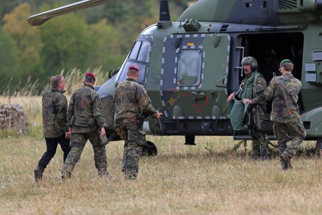Bundesverteidigungsminister Boris Pistorius (links) kurz vor dem Einstieg in einen Transporthubschrauber NH-90 der Bundeswehr. Bundesverteidigungsminister Boris Pistorius (links) kurz vor dem Einstieg in einen Transporthubschrauber NH-90 der Bundeswehr. Külsheim Baden-Württemberg Deutschland *** Federal Minister of Defense Boris Pistorius (left) moments before boarding a Bundeswehr NH 90 transport helicopter Federal Minister of Defense Boris Pistorius (left) moments before boarding a Bundeswehr NH 90 transport helicopter Külsheim, Baden-Württemberg, Germany