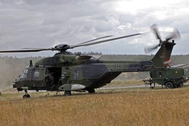 Ein Transporthubschrauber NH-90 des Transporthubschrauberregiment 30 auf dem Übungsplatz in Külsheim beim Abheben. Mit an Bord ist Bundesverteidigungsminister Boris Pistorius. Ein Transporthubschrauber NH-90 des Transporthubschrauberregiment 30 auf dem Übungsplatz in Külsheim beim Abheben. Mit an Bord ist Bundesverteidigungsminister Boris Pistorius. Külsheim Baden-Württemberg Deutschland *** An NH 90 transport helicopter from Transport Helicopter Regiment 30 taking off at the training area in Külsheim. Federal Minister of Defense Boris Pistorius is on board. An NH 90 transport helicopter from Transport Helicopter Regiment 30 takes off from the training area in Külsheim. Federal Minister of Defense Boris Pistorius is on board. Külsheim, Bade