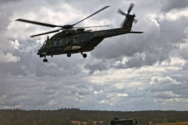 Ein Transporthubschrauber NH-90 des Transporthubschrauberregiment 30 auf dem Übungsplatz in Külsheim nach dem Abheben. Mit an Bord ist Bundesverteidigungsminister Boris Pistorius. Ein Transporthubschrauber NH-90 des Transporthubschrauberregiment 30 auf dem Übungsplatz in Külsheim nach dem Abheben. Mit an Bord ist Bundesverteidigungsminister Boris Pistorius. Külsheim Baden-Württemberg Deutschland *** An NH 90 transport helicopter from Transport Helicopter Regiment 30 at the training area in Külsheim after takeoff. Federal Minister of Defense Boris Pistorius is on board. An NH 90 transport helicopter from Transport Helicopter Regiment 30 at the training area in Külsheim after takeoff. Federal Minister of Defense Boris Pistorius is on board. K