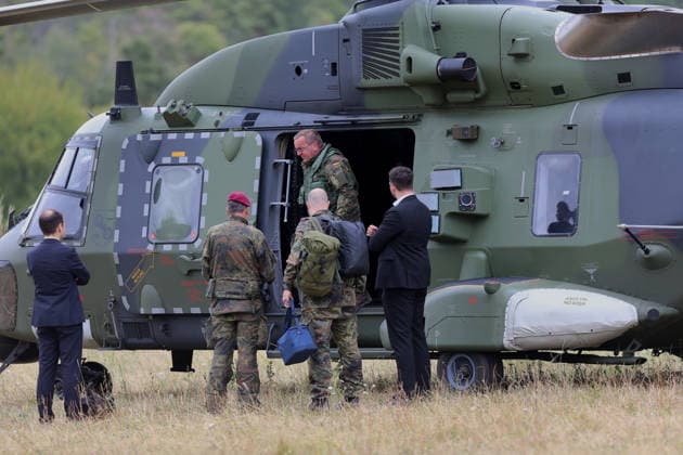 Ein Transporthubschrauber vom Typ NH-90 des Transporthubschrauberregiments 30 nach der Landung auf dem Übungsplatz in Külsheim. Mit an Bord ist Bundesverteidigungsminister Boris Pistorius (mitte, beim Ausstieg). Der Minister konnte sich während einem Konturenflug ein Bild des Einsatzspektrums machen. Ein Transporthubschrauber vom Typ NH-90 des Transporthubschrauberregiments 30 nach der Landung auf dem Übungsplatz in Külsheim. Mit an Bord ist Bundesverteidigungsminister Boris Pistorius (mitte, beim Ausstieg). Der Minister konnte sich während einem Konturenflug ein Bild des Einsatzspektrums machen. Külsheim Baden-Württemberg Deutschland *** An NH 90 transport helicopter from Transport Helicopter Regiment 30 after landing at the training area