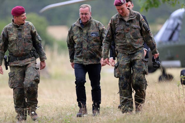 Bundesverteidigungsminister Boris Pistorius besucht am 23. Juli 2026 das Transporthubschrauberregiment 30 auf dem Übungsplatz in Külsheim. V.l.: Oberst Kahle-Specht, Verteidigungsminister Boris Pistorius, Oberstleutnant Cardinier. Der Minister ist in einem Transporthubschrauber NH-90 mitgeflogen. Bundesverteidigungsminister Boris Pistorius besucht am 23. Juli 2026 das Transporthubschrauberregiment 30 auf dem Übungsplatz in Külsheim. V.l.: Oberst Kahle-Specht, Verteidigungsminister Boris Pistorius, Oberstleutnant Cardinier. Der Minister ist in einem Transporthubschrauber NH-90 mitgeflogen. Külsheim Baden-Württemberg Deutschland *** Federal Minister of Defense Boris Pistorius visits Transport Helicopter Regiment 30 at the training area in Kül