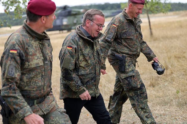 Bundesverteidigungsminister Boris Pistorius besucht am 23. Juli 2026 das Transporthubschrauberregiment 30 auf dem Übungsplatz in Külsheim. Von links: Oberst Kahle-Specht, Verteidigungsminister Boris Pistorius, Oberstleutnant Cardinier. Der Minister ist in einem Transporthubschrauber NH-90 mitgeflogen. Bundesverteidigungsminister Boris Pistorius besucht am 23. Juli 2026 das Transporthubschrauberregiment 30 auf dem Übungsplatz in Külsheim. Von links: Oberst Kahle-Specht, Verteidigungsminister Boris Pistorius, Oberstleutnant Cardinier. Der Minister ist in einem Transporthubschrauber NH-90 mitgeflogen. Külsheim Baden-Württemberg Deutschland *** Federal Minister of Defense Boris Pistorius visits Transport Helicopter Regiment 30 at the training a