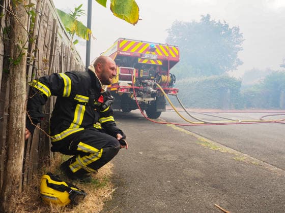 The fire is spreading into Lège-Cap-Ferret, the 800 firefighters mobilized in the Médoc are preparing to battle the blaze for yet another night on July 23, 2026. The fire in southern Médoc took advantage of terrible weather conditions to spread even further on Thursday, July 23. Around 7:00 p.m., the fire reached the most vulnerable neighborhoods of Lège Cap Ferret, on the outskirts of the Arcachon Basin. Several villages on the Cap Ferret peninsula were immediately evacuated. Guillaume Collet Bestimage As the fire reaches Lège Cap Ferret, the 800 firefighters deployed in the Médoc region are preparing to battle the blaze for another night on July 23, 2026. The fire in the southern Médoc took advantage of atrocious weather conditions to sp  Copyright: xGuillaumexCollet BestimagexGuillaumexCollet Bestimagex