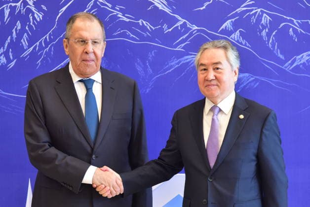 KYRGYZSTAN, ISSYK-KUL REGION - JULY 24, 2026: Jeenbek Kulubayev (R), Foreign Minister of Kyrgyzstan, greets his counterpart Sergei Lavrov of Russia during a meeting of the SCO (Shanghai Cooperation Organisation) Council of Foreign Ministers in Cholpon-Ata, a resort town on the northern shore of Lake Issyk-Kul. Vladislav Nogai TASS  95386374
