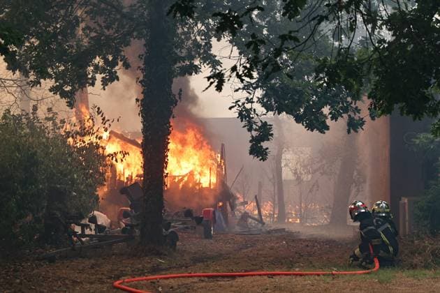 Fires in Gironde, Lège-Cap-Ferret PHOTOPQR SUD OUEST Photo by Fabien Cottereau Lège-Cap-Ferret July 23, 2026 Fires in Gironde The first houses affected by the flames in Lège-Cap-Ferret, behind the sports hall, the town is being evacuated. Several hundred firefighters have been deployed to battle major forest fires in the northern Arcachon Basin, Lège-Cap-Ferret, Gironde, France  Copyright: xPHOTOPQR SUDxOUEST MAXPPPxPhotoxFabienxCottereaux 20260723SDO7062 20260723SDO7062
