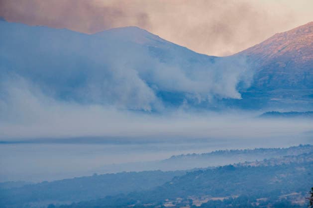The Burgohondo wildfire forces the lockdown of several towns in Ávila and the evacuation of 1,500 people. Smoke in the valley where the fire is burning, on July 24, 2026, in Burgohondo, Ávila, Castile and León, Spain. The fire, which remains beyond the capacity of firefighters to extinguish, has forced the evacuation of some 1,500 people and has placed Burgohondo, Navaluenga, and El Tiemblo under lockdown. JULY 24, 2026 Burgohondo, ÃÁvila, Castile and Le Burgohondo, Ávila, Castile and Le Spain  Copyright: xMateoxLanzuelax 7683707