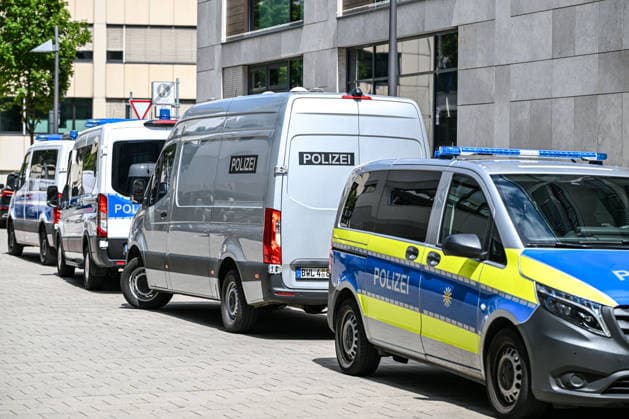 Mann attackiert Frau in Stuttgarter Einkaufszentrum offenbar mit, In einem Stuttgarter Einkaufszentrum ist eine 47-jährige Frau nach Polizeiangaben mit einem Messer angegriffen und anschließend angezündet worden. Die Frau erlitt lebensgefährliche Verletzungen. Der tatverdächtige 54-Jährige soll mit dem Opfer in einer Beziehung gestanden haben. Stuttgart Baden-Württemberg Deutschland Stuttgart *** Man Apparently Attacks Woman in Stuttgart Shopping Center with, According to police, a 47-year-old woman was attacked with a knife and then set on fire at a Stuttgart shopping center. The woman suffered life-threatening injuries. The 54-year-old suspect is said to have been in a relationship with the victim. Stuttgart, Baden-Württemberg, Ger Copyright: x xonw-imagesx x-x