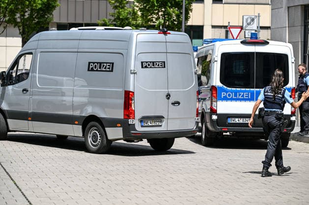 Mann attackiert Frau in Stuttgarter Einkaufszentrum offenbar mit, In einem Stuttgarter Einkaufszentrum ist eine 47-jährige Frau nach Polizeiangaben mit einem Messer angegriffen und anschließend angezündet worden. Die Frau erlitt lebensgefährliche Verletzungen. Der tatverdächtige 54-Jährige soll mit dem Opfer in einer Beziehung gestanden haben. Stuttgart Baden-Württemberg Deutschland Stuttgart *** Man Apparently Attacks Woman in Stuttgart Shopping Center with, According to police, a 47-year-old woman was attacked with a knife and then set on fire at a Stuttgart shopping center. The woman suffered life-threatening injuries. The 54-year-old suspect is said to have been in a relationship with the victim. Stuttgart, Baden-Württemberg, Ger Copyright: x xonw-imagesx x-x