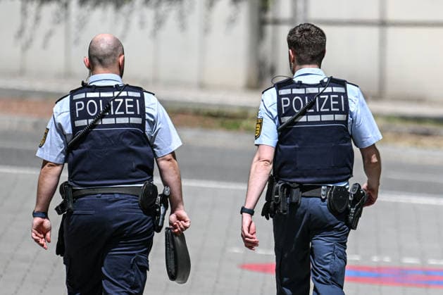 Mann attackiert Frau in Stuttgarter Einkaufszentrum offenbar mit, In einem Stuttgarter Einkaufszentrum ist eine 47-jährige Frau nach Polizeiangaben mit einem Messer angegriffen und anschließend angezündet worden. Die Frau erlitt lebensgefährliche Verletzungen. Der tatverdächtige 54-Jährige soll mit dem Opfer in einer Beziehung gestanden haben. Stuttgart Baden-Württemberg Deutschland Stuttgart *** Man Apparently Attacks Woman in Stuttgart Shopping Center with, According to police, a 47-year-old woman was attacked with a knife and then set on fire at a Stuttgart shopping center. The woman suffered life-threatening injuries. The 54-year-old suspect is said to have been in a relationship with the victim. Stuttgart, Baden-Württemberg, Ger Copyright: x xonw-imagesx x-x
