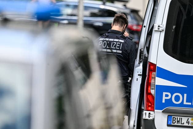 Mann attackiert Frau in Stuttgarter Einkaufszentrum offenbar mit, In einem Stuttgarter Einkaufszentrum ist eine 47-jährige Frau nach Polizeiangaben mit einem Messer angegriffen und anschließend angezündet worden. Die Frau erlitt lebensgefährliche Verletzungen. Der tatverdächtige 54-Jährige soll mit dem Opfer in einer Beziehung gestanden haben. Stuttgart Baden-Württemberg Deutschland Stuttgart *** Man Apparently Attacks Woman in Stuttgart Shopping Center with, According to police, a 47-year-old woman was attacked with a knife and then set on fire at a Stuttgart shopping center. The woman suffered life-threatening injuries. The 54-year-old suspect is said to have been in a relationship with the victim. Stuttgart, Baden-Württemberg, Ger Copyright: x xonw-imagesx x-x