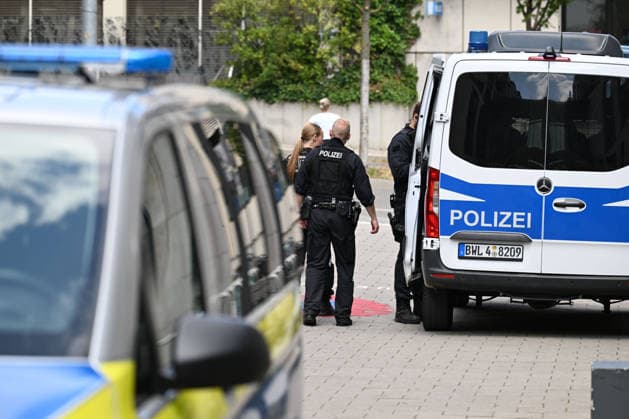 Mann attackiert Frau in Stuttgarter Einkaufszentrum offenbar mit, In einem Stuttgarter Einkaufszentrum ist eine 47-jährige Frau nach Polizeiangaben mit einem Messer angegriffen und anschließend angezündet worden. Die Frau erlitt lebensgefährliche Verletzungen. Der tatverdächtige 54-Jährige soll mit dem Opfer in einer Beziehung gestanden haben. Stuttgart Baden-Württemberg Deutschland Stuttgart *** Man Apparently Attacks Woman in Stuttgart Shopping Center with, According to police, a 47-year-old woman was attacked with a knife and then set on fire at a Stuttgart shopping center. The woman suffered life-threatening injuries. The 54-year-old suspect is said to have been in a relationship with the victim. Stuttgart, Baden-Württemberg, Ger Copyright: x xonw-imagesx x-x