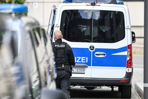 Mann attackiert Frau in Stuttgarter Einkaufszentrum offenbar mit, In einem Stuttgarter Einkaufszentrum ist eine 47-jährige Frau nach Polizeiangaben mit einem Messer angegriffen und anschließend angezündet worden. Die Frau erlitt lebensgefährliche Verletzungen. Der tatverdächtige 54-Jährige soll mit dem Opfer in einer Beziehung gestanden haben. Stuttgart Baden-Württemberg Deutschland Stuttgart *** Man Apparently Attacks Woman in Stuttgart Shopping Center with, According to police, a 47-year-old woman was attacked with a knife and then set on fire at a Stuttgart shopping center. The woman suffered life-threatening injuries. The 54-year-old suspect is said to have been in a relationship with the victim. Stuttgart, Baden-Württemberg, Ger Copyright: x xonw-imagesx x-x