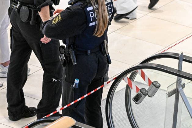 Mann attackiert Frau in Stuttgarter Einkaufszentrum offenbar mit, In einem Stuttgarter Einkaufszentrum ist eine 47-jährige Frau nach Polizeiangaben mit einem Messer angegriffen und anschließend angezündet worden. Die Frau erlitt lebensgefährliche Verletzungen. Der tatverdächtige 54-Jährige soll mit dem Opfer in einer Beziehung gestanden haben. Stuttgart Baden-Württemberg Deutschland Stuttgart *** Man Apparently Attacks Woman in Stuttgart Shopping Center with, According to police, a 47-year-old woman was attacked with a knife and then set on fire at a Stuttgart shopping center. The woman suffered life-threatening injuries. The 54-year-old suspect is said to have been in a relationship with the victim. Stuttgart, Baden-Württemberg, Ger Copyright: x xonw-imagesx x-x