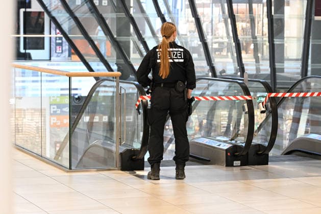 Mann attackiert Frau in Stuttgarter Einkaufszentrum offenbar mit, In einem Stuttgarter Einkaufszentrum ist eine 47-jährige Frau nach Polizeiangaben mit einem Messer angegriffen und anschließend angezündet worden. Die Frau erlitt lebensgefährliche Verletzungen. Der tatverdächtige 54-Jährige soll mit dem Opfer in einer Beziehung gestanden haben. Stuttgart Baden-Württemberg Deutschland Stuttgart *** Man Apparently Attacks Woman in Stuttgart Shopping Center with, According to police, a 47-year-old woman was attacked with a knife and then set on fire at a Stuttgart shopping center. The woman suffered life-threatening injuries. The 54-year-old suspect is said to have been in a relationship with the victim. Stuttgart, Baden-Württemberg, Ger Copyright: x xonw-imagesx x-x
