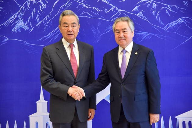 KYRGYZSTAN, ISSYK-KUL REGION - JULY 24, 2026: Jeenbek Kulubayev (R), Foreign Minister of Kyrgyzstan, greets his counterpart Wang Yi of China during a meeting of the SCO (Shanghai Cooperation Organisation) Council of Foreign Ministers in Cholpon-Ata, a resort town on the northern shore of Lake Issyk-Kul. Vladislav Nogai TASS  95386628