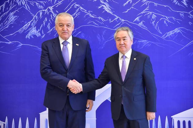 KYRGYZSTAN, ISSYK-KUL REGION - JULY 24, 2026: Jeenbek Kulubayev (R), Foreign Minister of Kyrgyzstan, greets his counterpart Sirojiddin Muhriddin of Tajikistan during a meeting of the SCO (Shanghai Cooperation Organisation) Council of Foreign Ministers in Cholpon-Ata, a resort town on the northern shore of Lake Issyk-Kul. Vladislav Nogai TASS  95386749