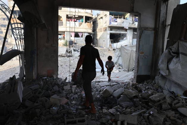 Palestinians inspect building damaged in Israeli airstrike in Gaza City Palestinians inspect the damage to a building following an Israeli airstrike on al-Jalaa Street in central Gaza City, Gaza Strip, on July 24, 2026. Photo by Hadi Daoud apaimages Gaza city Gaza Strip Palestinian Territory 240726_Gaza_HD_00(15) Copyright: xapaimagesxHadixDaoudx xapaimagesx