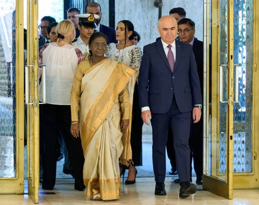 Droupadi Murmu, Official Visit to Romania, Bucharest, Romania Bucharest, Romania. 24th Jul, 2026: Droupadi Murmu (L), the president of India, is welcomed by Romanian Prime Minister Ilie Bolojan (R) at Victoria Palace, the Romanian Government headquarters, during her three‘day official visit to Romania. Bucharest Romania Copyright: xLucianxAlecux