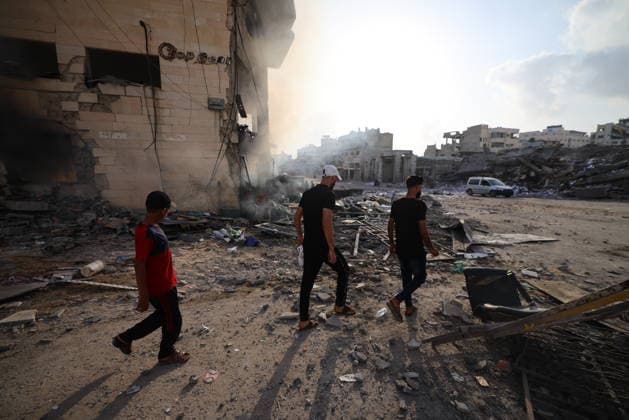 Palestinians inspect building damaged in Israeli airstrike in Gaza City Palestinians inspect the damage to a building following an Israeli airstrike on al-Jalaa Street in central Gaza City, Gaza Strip, on July 24, 2026. Photo by Hadi Daoud apaimages Gaza city Gaza Strip Palestinian Territory 240726_Gaza_HD_00(8) Copyright: xapaimagesxHadixDaoudx xapaimagesx