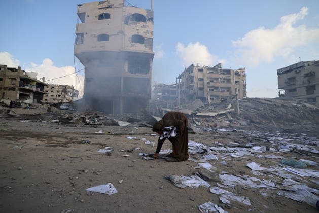 Palestinians inspect building damaged in Israeli airstrike in Gaza City Palestinians inspect the damage to a building following an Israeli airstrike on al-Jalaa Street in central Gaza City, Gaza Strip, on July 24, 2026. Photo by Hadi Daoud apaimages Gaza city Gaza Strip Palestinian Territory 240726_Gaza_HD_00(26) Copyright: xapaimagesxHadixDaoudx xapaimagesx