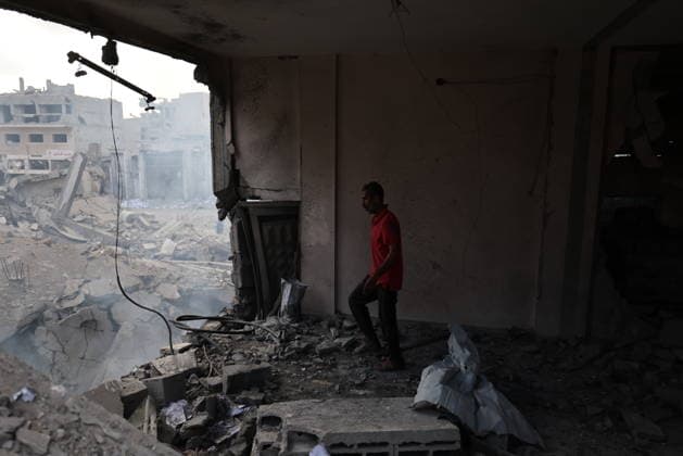 Palestinians inspect building damaged in Israeli airstrike in Gaza City Palestinians inspect the damage to a building following an Israeli airstrike on al-Jalaa Street in central Gaza City, Gaza Strip, on July 24, 2026. Photo by Hadi Daoud apaimages Gaza city Gaza Strip Palestinian Territory 240726_Gaza_HD_00(22) Copyright: xapaimagesxHadixDaoudx xapaimagesx