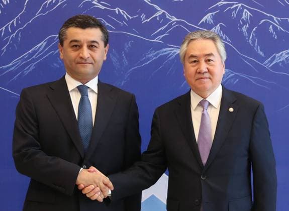 Kyrgyzstan SCO Foreign Ministers Council 9211003 24.07.2026 Uzbek Foreign Minister Bakhtiyor Saidov, left, and Kyrgyz Foreign Minister Jeenbek Kulubaev shake hands as they pose for a photo before the meeting of the Shanghai Cooperation Organization (SCO) Foreign Ministers Council, in Cholpon-Ata, Kyrgyzstan. Igor Yegorov Sputnik Ð Ð˜Ð ÐÐ¾Ð²Ð¾ÑÑ‚Ð¸ Cholpon-Ata Kyrgyzstan  Copyright: xIgorxYegorovx