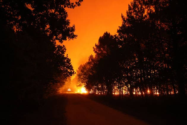 Wildfires in Gironde: The fire spread overnight; the Ferret Peninsula is being evacuated; footage of the fire in downtown Lège. The fire is spreading into Lège-Cap-Ferret, the 800 firefighters mobilized in the Médoc are preparing to battle the flames for yet another night on July 23, 2026. The fire in southern Médoc took advantage of terrible weather conditions to spread even further on Thursday, July 23. Around 7 p.m., the fire reached the most vulnerable neighborhoods of Lège-Cap-Ferret, at the gateway to the Arcachon Basin. Several villages on the Cap Ferret peninsula were immediately evacuated. Guillaume Collet, Bestimage. As the fire reaches Lège-Cap-Ferret, the 800 firefighters deployed in the Médoc region are preparing to battle the  Copyright: xGuillaumexCollet BestimagexGuillaumexCollet Bestimagex