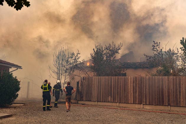 Fires in Gironde: The first homes in Lège-Cap-Ferret have been engulfed by flames, behind the sports arena; the town is being evacuated. The fire is spreading into Lège-Cap-Ferret, the 800 firefighters mobilized in the Médoc are preparing to battle the blaze for yet another night on July 23, 2026. The fire in southern Médoc took advantage of terrible weather conditions to spread even further on Thursday, July 23. Around 7 p.m., the fire reached the most vulnerable neighborhoods of Lège-Cap-Ferret, at the gateway to the Arcachon Basin. Several villages on the Cap-Ferret peninsula were immediately evacuated. Guillaume Collet, Bestimage. As the fire reaches Lège-Cap-Ferret, the 800 firefighters deployed in the Médoc region are preparing to ba  Copyright: xGuillaumexCollet BestimagexGuillaumexCollet Bestimagex