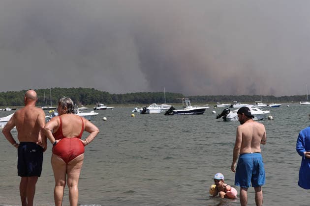 Fires in Gironde: Claouey, Le Ferret. Campgrounds on the peninsula are being evacuated one after another, such as the Pastrourelles campground in Claouey; lifeguards are also being evacuated. Campers are being asked to head to Bordeaux Lac. The fire is spreading into Lège-Cap-Ferret, the 800 firefighters mobilized in the Médoc are preparing to battle the blaze through yet another night on July 23, 2026. The fire in southern Médoc took advantage of terrible weather conditions to spread even further on Thursday, July 23. Around 7:00 p.m., the fire reached the most vulnerable neighborhoods of Lège-Cap-Ferret, at the gateway to the Arcachon Basin. Several villages on the Cap Ferret peninsula were immediately evacuated. Guillaume Collet, Bestim  Copyright: xGuillaumexCollet BestimagexGuillaumexCollet Bestimagex