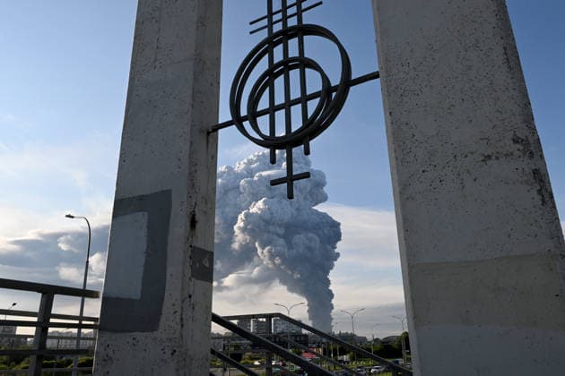 Ukrainian drone strike hits wildberries logistics facilities in St. Petersburg ST. PETERSBURG, RUSSIA - JULY 24: A large plume of smoke rises over St. Petersburg following a Ukrainian drone strike targeting logistics facilities operated by Wildberries, Russia s largest online retailer, on July 24, 2026 in St. Petersburg, Russia. The attack hit logistics centers in St. Petersburg and the surrounding Leningrad region, injuring three people, according to local authorities. Stringer Anadolu Saint Petersburg Russia. Editorial use only. Please get in touch for any other usage.  Copyright: x2026xAnadoluxStringerx