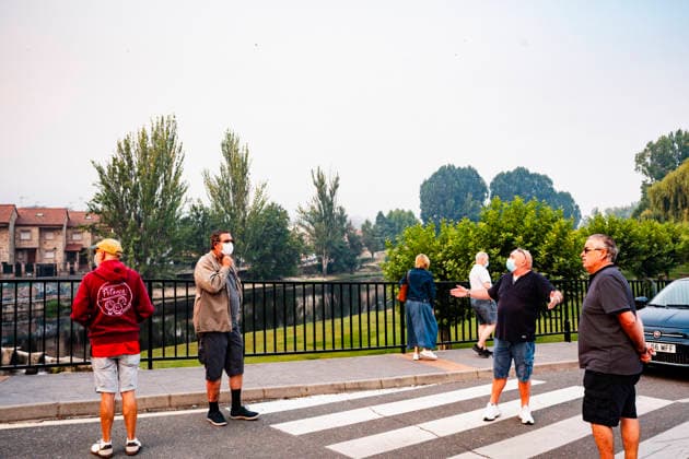 The Burgohondo fire forces the lockdown of several towns in Ávila and the evacuation of 1,500 people. Several people wearing masks wait to hear updates on the fire’s progress on July 24, 2026, in Burgohondo, Ávila, Castile and León, Spain. The fire, which remains beyond the capacity of firefighters to extinguish, has forced the evacuation of some 1,500 people and has placed Burgohondo, Navaluenga, and El Tiemblo under lockdown. JULY 24, 2026 Burgohondo, ÃÁvila, Castile and Le Burgohondo, Ávila, Castile and Le Spain  Copyright: xMateoxLanzuelax 7683777